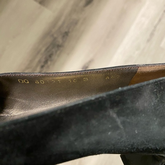 Vintage SALVATORE FERRAGAMO pumps/heels Size 10. Black Suede - Picture 9 of 10